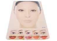 Les eye-liner/lèvres tatouent la peau permanente s'exerçante de pratique en matière de maquillage colorée